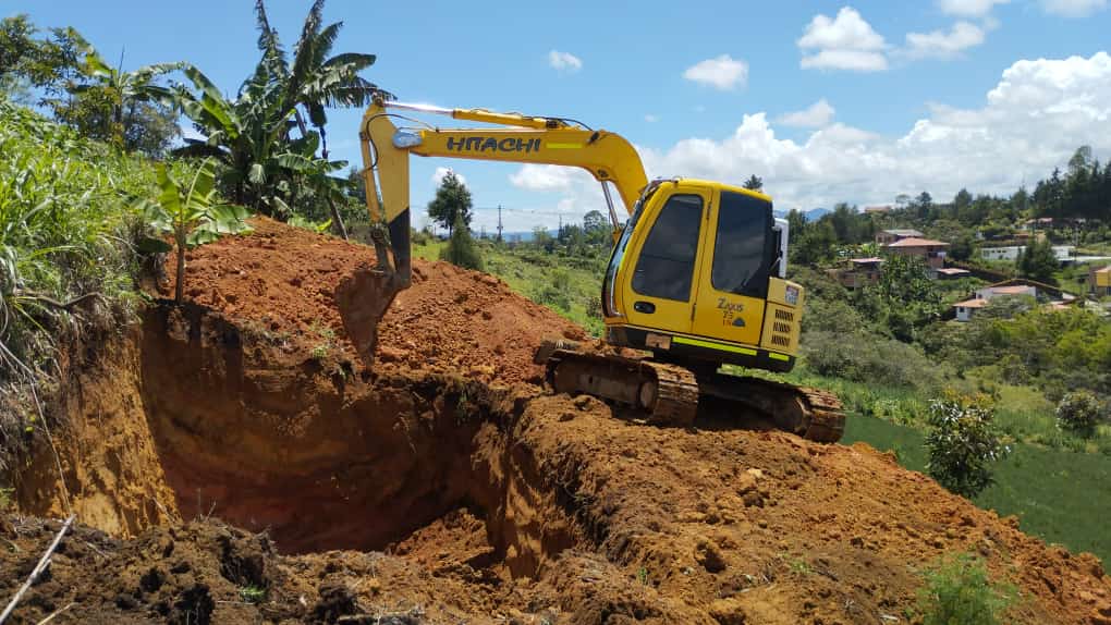 Excavadora realizando movimiento de tierra