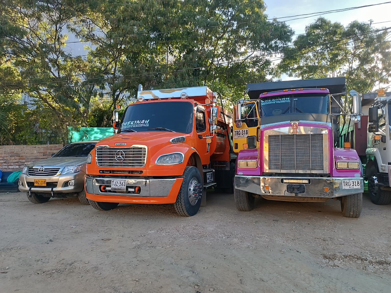Volqueta sencilla transportando material de construcción